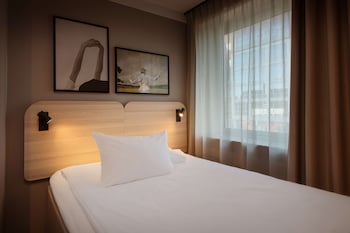 Standard Room, 1 Queen Bed