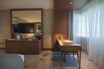 Classic Room, 1 Queen Bed, City View (High Floor)