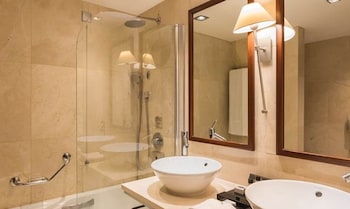 Classic Room, 1 Queen Bed, City View