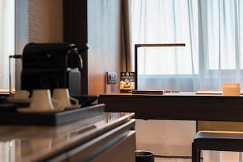 Classic Room, 1 Queen Bed, City View (High Floor)