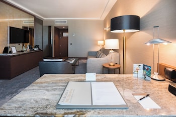 Suite, 1 Queen Bed (Two Storey)