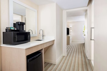 Suite, 1 King Bed, Accessible (Mobility & Hearing, Roll-in Shower)