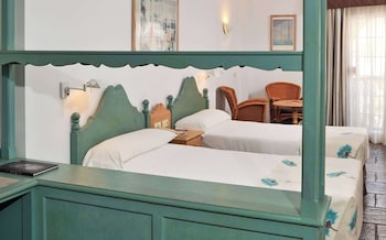 Interconnecting room sea side view (6 adults)