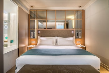 Grand Deluxe Family Room