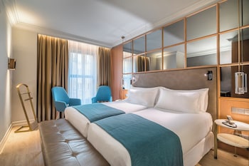 Grand Deluxe Family Room