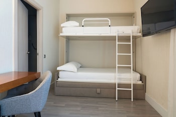 Family Room (2 Adults 2 Children)