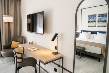Superior Single Room, Partial Sea View