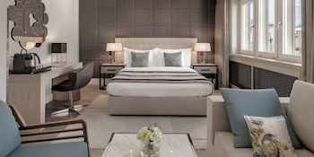 Family Room, 1 King Bed with Sofa bed
