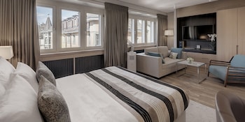 Family Room, 1 King Bed with Sofa bed
