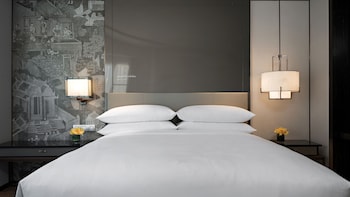 Executive Room, 1 King Bed, City View