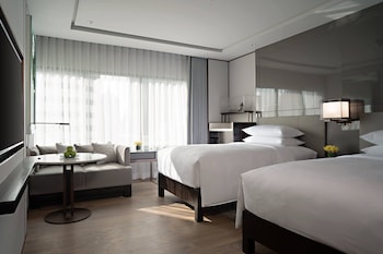 Executive Room, 2 Twin Beds, City View