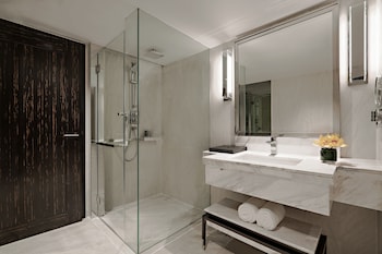 Executive Room, 1 King Bed, City View