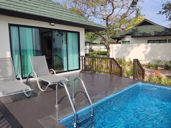 Beachfront Premier POOL