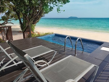 Beachfront Premier POOL