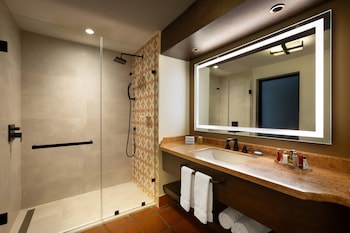 Room, 1 King Bed (Mountain View)