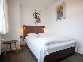 Standard Room, 1 Queen Bed (Bed 140 cm wide)