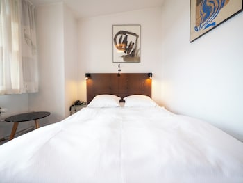 Standard Room, 1 Queen Bed (Bed 140 cm wide)