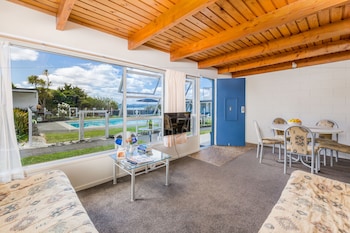 Apartment, 2 Bedrooms, Poolside (2 x Queens)