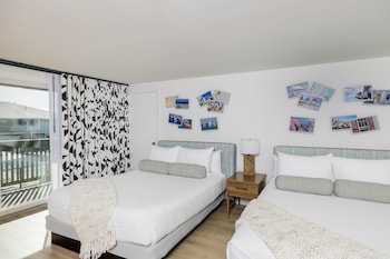 Room, 2 Queen Beds, Pool View