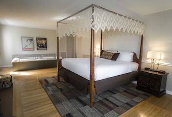 Superior Room, 1 King Bed, Jetted Tub, Annex Building