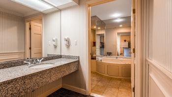 Suite, 1 Queen Bed, Non Smoking, Jetted Tub (with Sofabed)
