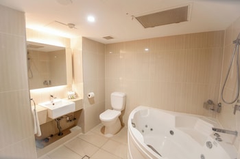 Family Spa Suite, 1 Queen and 2 Singles