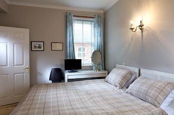 Standard Apartment, 1 Queen Bed, Kitchen, Courtyard View