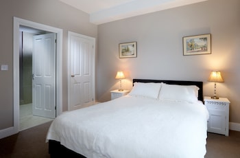 Standard Apartment, 1 Queen Bed, Kitchen, Courtyard View