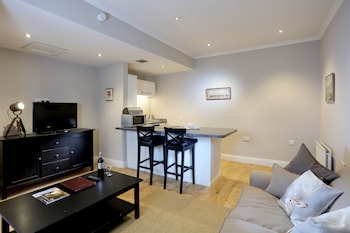 Standard Apartment, 1 Queen Bed, Kitchen, Courtyard View