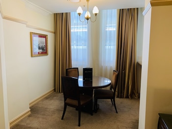 One Bedroom Suite with Bathtub