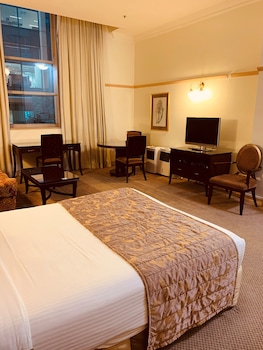 Deluxe Hotel Room with Bathtub
