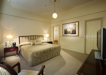 Three Beds Sub-Penthouse Apartment