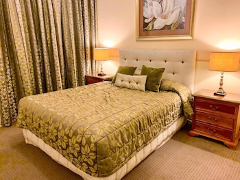 Three Beds Sub-Penthouse Apartment
