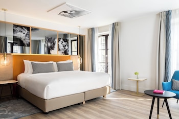 Suite, 1 King Bed, Corner