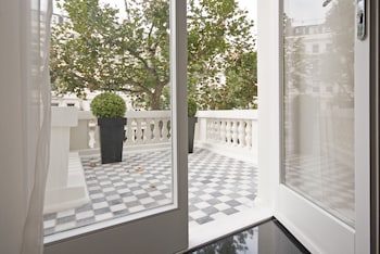 Executive One Bedroom Apartment with Balcony
