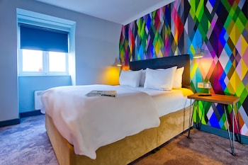 Club Room (PARKING, GYM & POOL ACCESS)