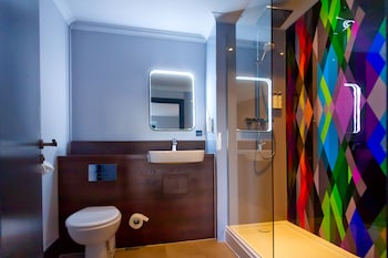 Club Room (PARKING, GYM & POOL ACCESS)