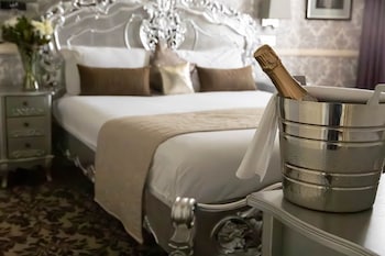 Deluxe One Bedroom Suite with Kitchenette