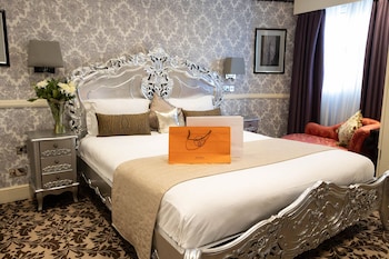 Deluxe One Bedroom Suite with Kitchenette