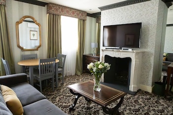 Deluxe One Bedroom Suite with Kitchenette