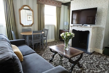Deluxe One Bedroom Suite with Kitchenette