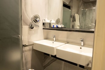 Deluxe One Bedroom Suite with Kitchenette