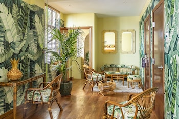 Deluxe Queen Suite