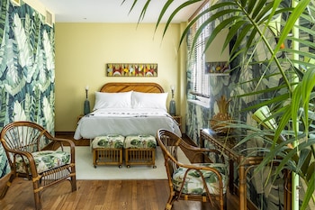 Deluxe Queen Suite