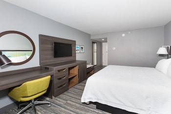 Room, 1 King Bed, Non Smoking (Streetside View)