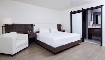 Deluxe Room, 1 King Bed