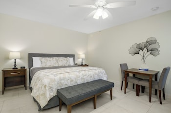 Room, 1 King Bed, Poolside
