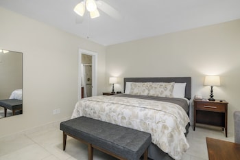 Room, 1 King Bed, Poolside