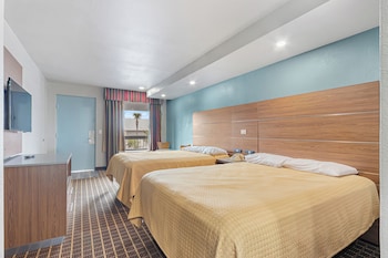 Deluxe Double Room, 2 Queen Beds, Non Smoking, Pool View