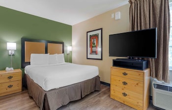 Deluxe Studio, 1 Queen Bed with Sofa bed, Non Smoking